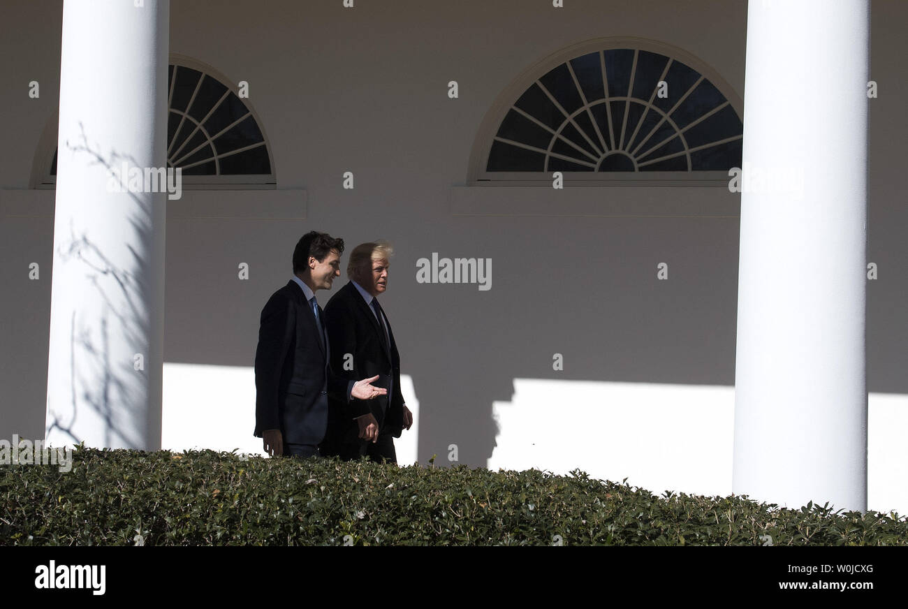 Präsident Donald Trump und kanadische Premierminister Trudeau Spaziergang zusammen, da sie machen sich auf den Weg zum Mittagessen, im Weißen Haus in Washington, D.C., am 13. Februar 2017. Foto von Kevin Dietsch/UPI Stockfoto