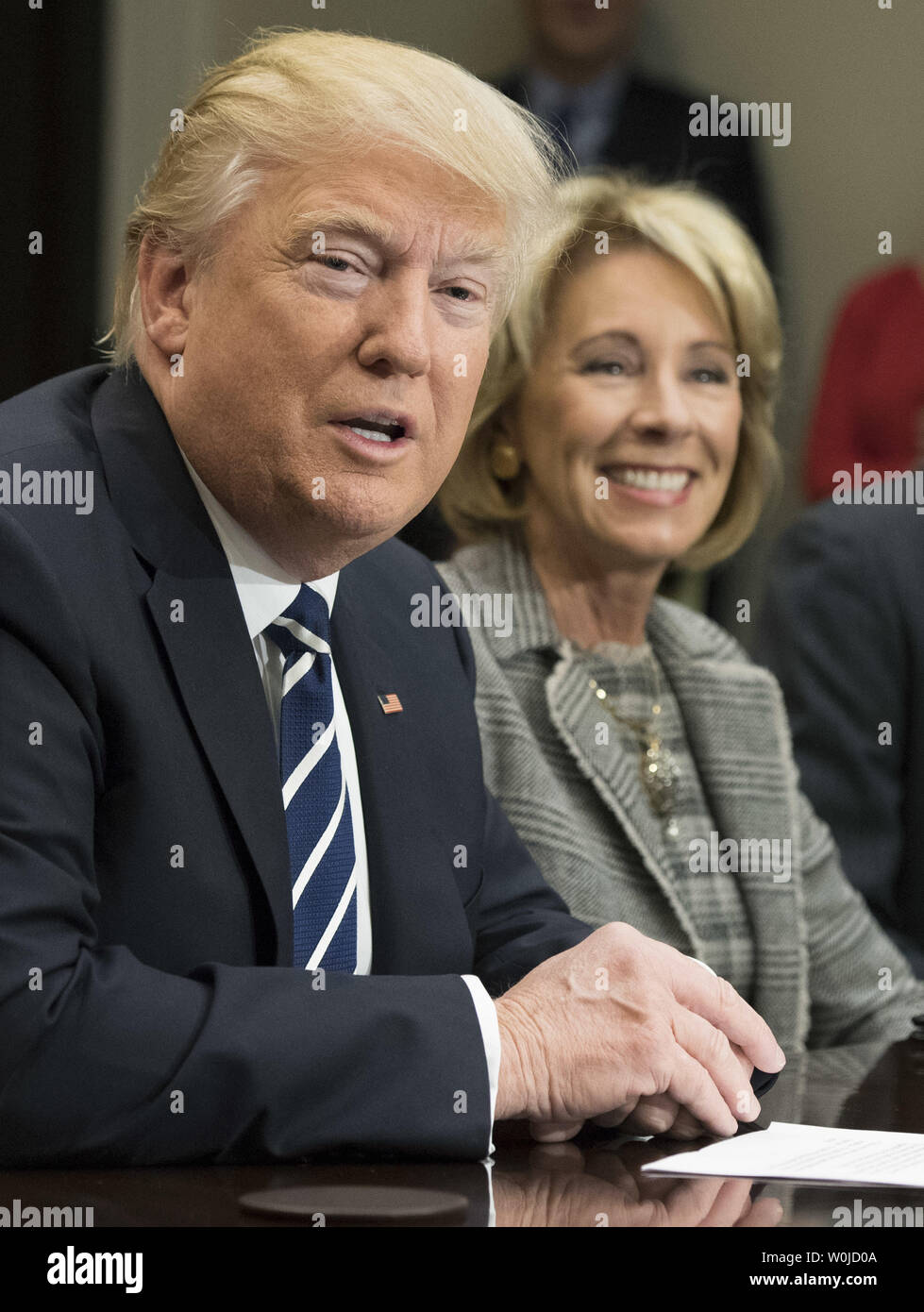 Präsident Donald Trump, verbunden durch Ausbildung Sekretärin Betsy DeVos, hält eine Eltern-lehrer-pädagogischen Listening Session im Roosevelt Zimmer im Weißen Haus in Washington, D.C., am 14. Februar 2017. Foto von Kevin Dietsch/UPI Stockfoto