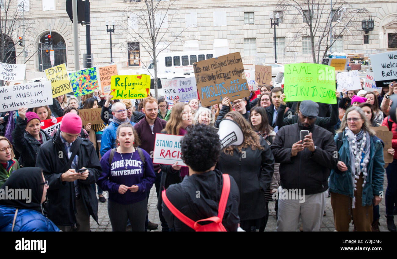 Protest gegen Neue reiseverbot Präsident Donald Trump außerhalb der US-amerikanischen Zoll- und Grenzschutzbehörden Büro in Washington, DC am 7. März 2017. Die DC-Gerechtigkeit für die Muslime Koalition unterstützte die Veranstaltung gegen die neuesten Executive President's Trump Verbot ausländische Staatsangehörige aus dem Sudan, Syrien, Iran, Libyen, Somalia und Jemen. Foto von Erin Schaff/UPI Stockfoto