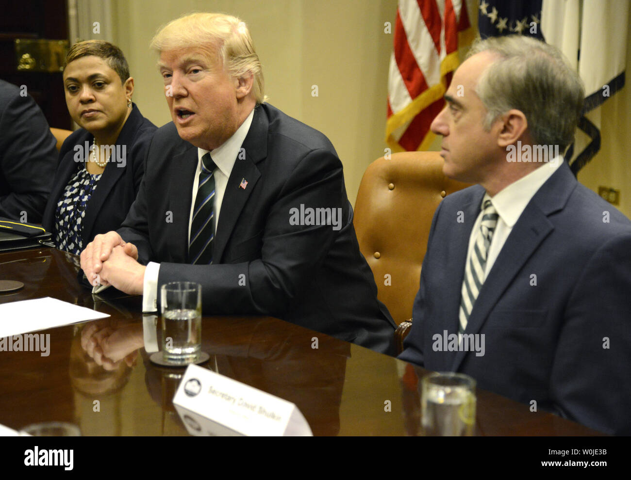 Präsident Donald Trump (C) Erläuterungen als Veteran's Administration Sekretär David Shulkin (R) während eines Treffens am Veteran's Affairs im Schaltschrank des Weißen Hauses hört, März 17, 2017, in Washington, DC. Das Trump Haushaltsentwurf fordert eine Erhöhung der Ausgaben für die VA. Foto von Mike Theiler/UPI Stockfoto