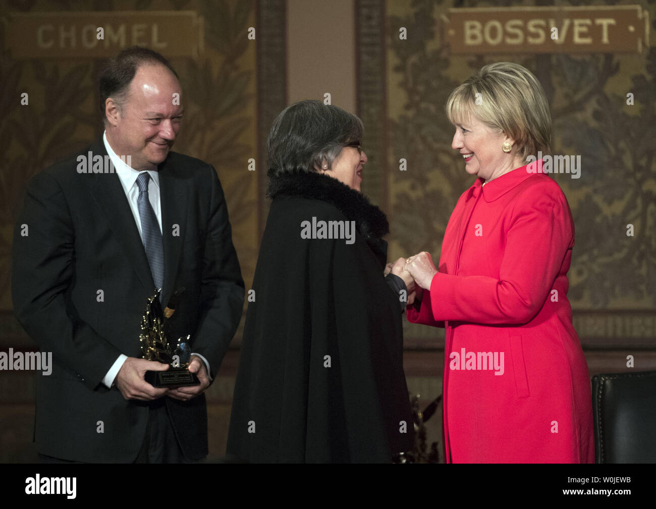 Ehemalige Außenministerin Hillary Clinton (R) und der Georgetown University Präsident John J. DeGioia (L) vorhanden 2017 Hillary Rodham Clinton Auszeichnungen für die Förderung der Frauen in Frieden und Sicherheit zu Maria Paulina Riveros, einer der höchstrangigen Mitglieder der kolumbianischen Verhandlungsteam, Vorsitzender der Unterkommission der Geschlechter, und der Stellvertretende Generalstaatsanwalt von Kolumbien, während einer Zeremonie, bewirtet durch die von der Georgetown Institut für Frauen, Frieden und Sicherheit, an der Georgetown University in Washington, D.C. am 31. März 2017. Foto von Kevin Dietsch/UPI Stockfoto