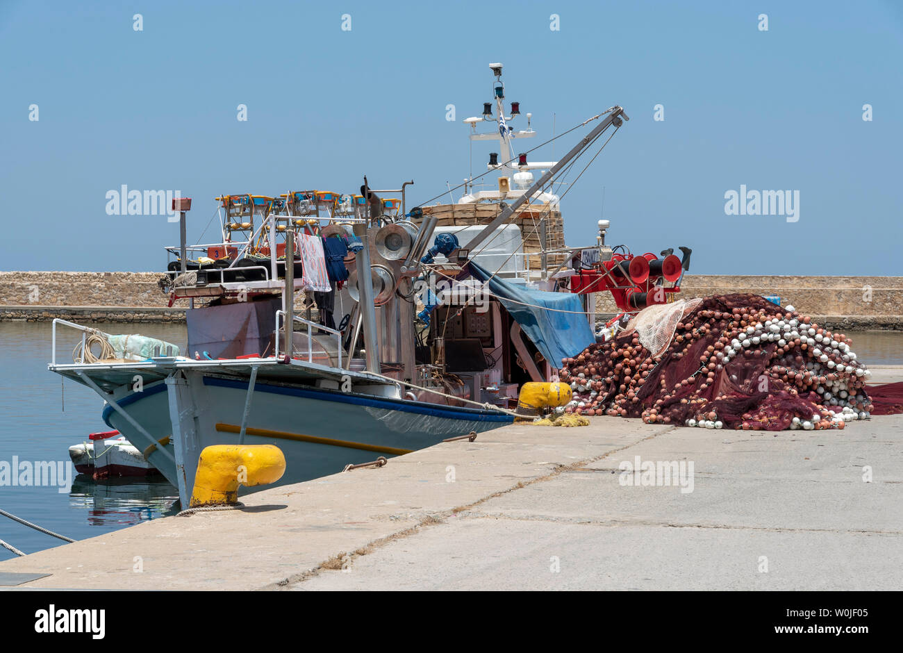 Chania, Kreta, Griechenland, Juni 2019. Eine kommerzielle Fischerboote und Netze neben Hafen in Chania, Griechenland. Stockfoto