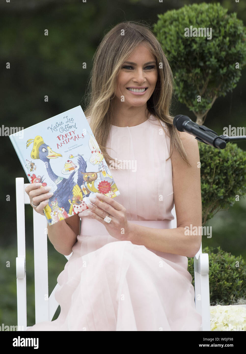 First Lady Melania Trump liest das Buch "Party Animals" zu einer Gruppe von Kindern in das Weiße Haus Ostereier Rollen auf dem Südrasen des Weißen Hauses in Washington, D.C. am 17. April 2017. Foto von Kevin Dietsch/UPI Stockfoto