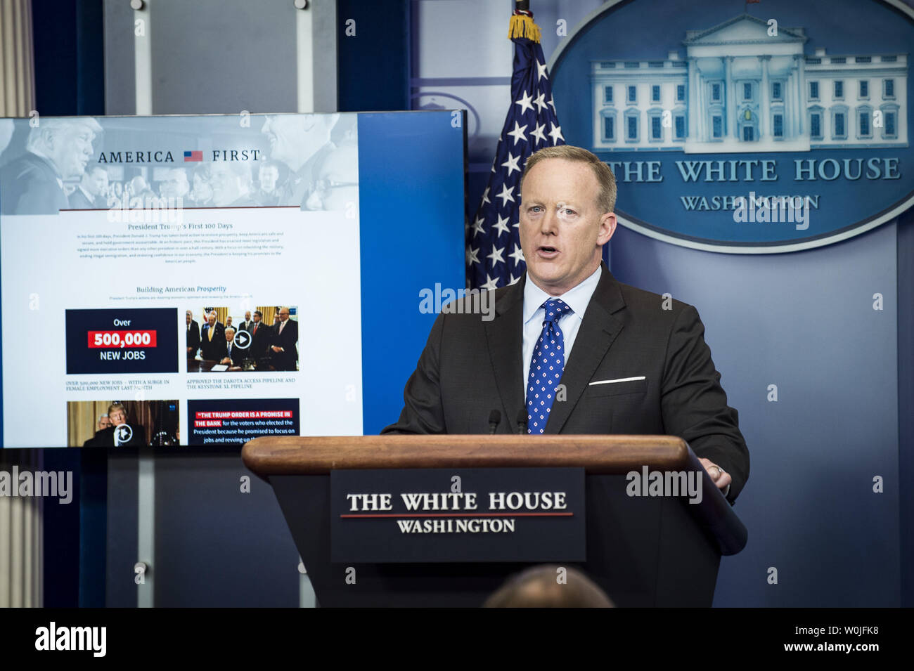 Pressesprecher des Weißen Hauses, Sean Spicer beantworten Fragen aus der Presse während der täglichen White House Briefing im Weißen Haus am 25. April 2017 in Washington, DC, verkündete eine überraschende 20% Tarif auf kanadisches Nadelschnittholz, zusammen mit einzelnen Tarifen auf fünf konkrete Kanadischen Bauholz Unternehmen. Sekretär Ross verkündete vor kurzem eine 20% Tarif auf kanadisches Nadelschnittholz, zusammen mit einzelnen Tarifen auf fünf konkrete Kanadischen Bauholz Unternehmen. Foto von Pete Marovich/UPI Stockfoto