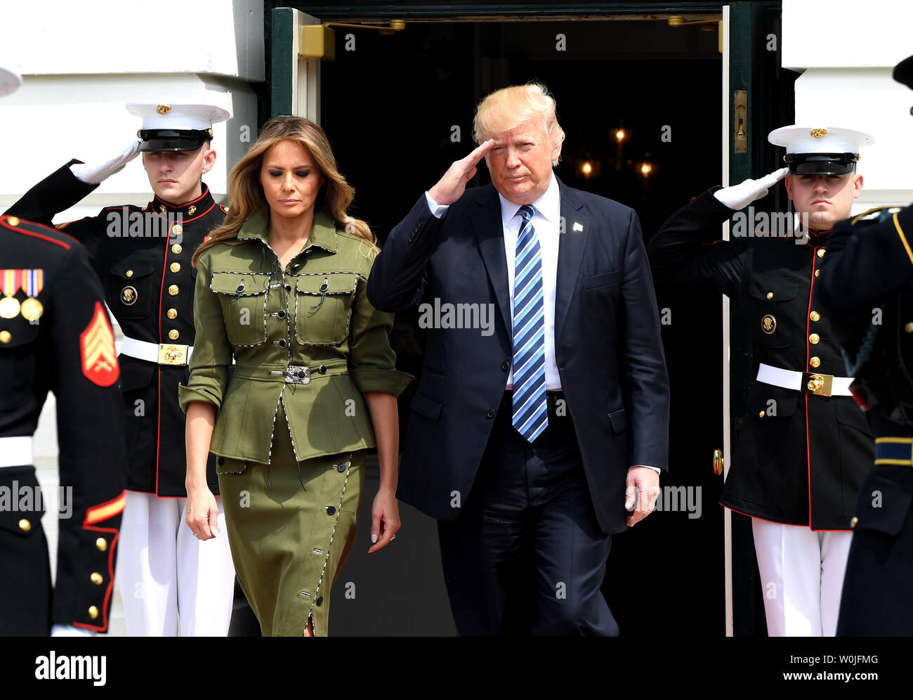 Us-Präsident Donald Trump begrüßt, als Er und die erste Dame Melania die Ankunft der und argentinische Präsident Mauricio Macri und Frau Juliana Awada an der südlichen Vorhalle des Weißen Hauses in Washington, DC am 27. April 2017 abzuwarten. Macri ist in der Stadt für Gespräche mit Trumpf. Foto von Pat Benic/UPI Stockfoto