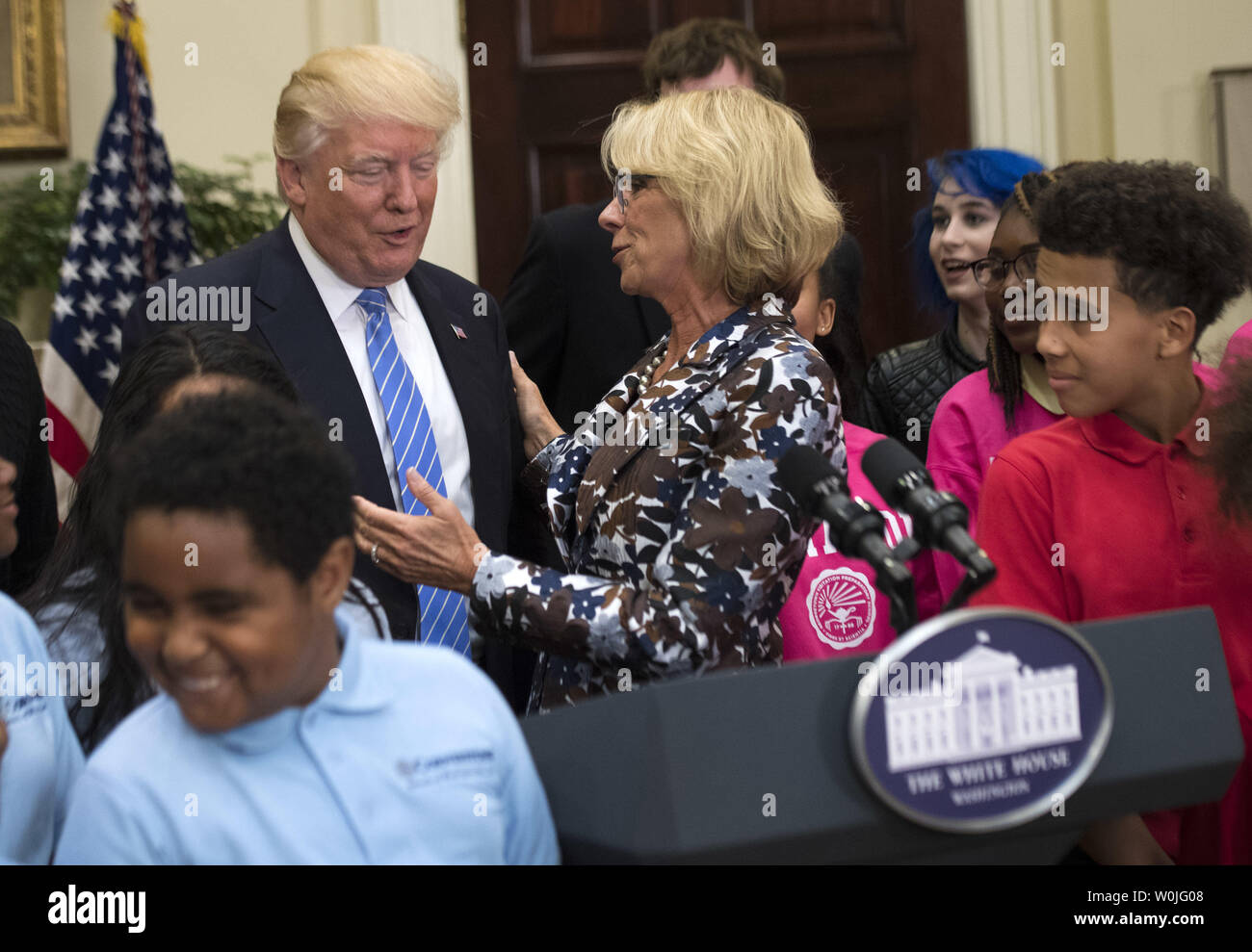 Präsident Donald Trump grüßt Ausbildung Sekretärin Betsy DeVos als liefert sie Bemerkungen zur Schule Wahl, in der Roosevelt Zimmer im Weißen Haus in Washington, D.C. am 3. Mai 2017. Foto von Kevin Dietsch/UPI Stockfoto