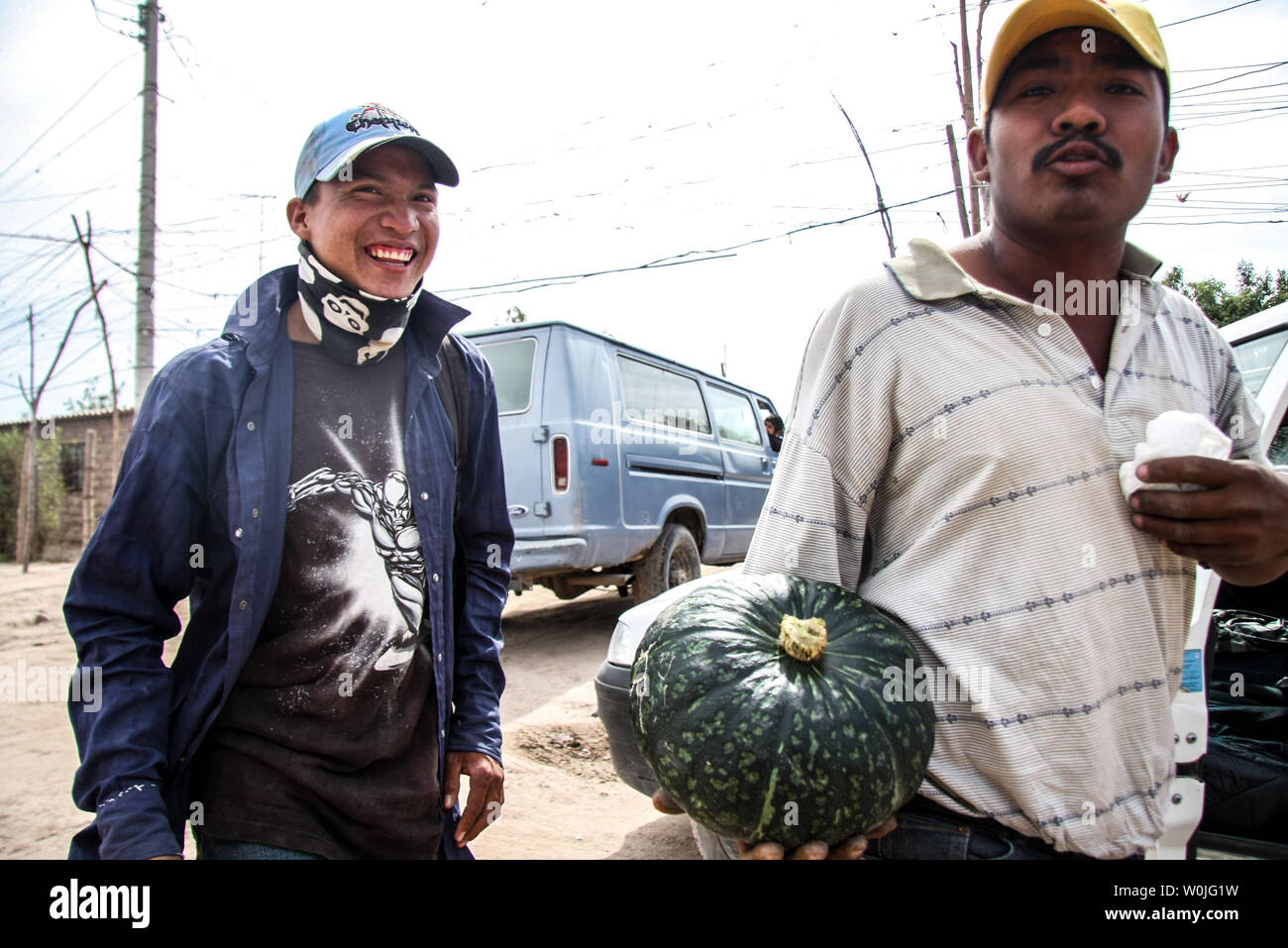 Jornaleros Veracruzanos y Oaxaqueños con salarios de 100 a 150 Pesos diarios finalizan un dia Mas de Trabajo en El Campo San Carlisto llamado ¨ ¨ s en el que por Estas fechas se levanta La cosecha de calabazas a la que también llaman ¨ ¨ Cabocha. . Niños como Mari Cruz Lopez, José Angel, Marisol, Engel, Daniel, Jenifer y Otros que ni siquiera saben Como se llaman Viven al Dia en Las calles De Su mayoria polvorientas descalsos algunos Sünde educación alguna, otros con enfermedades de la Piel. Stockfoto