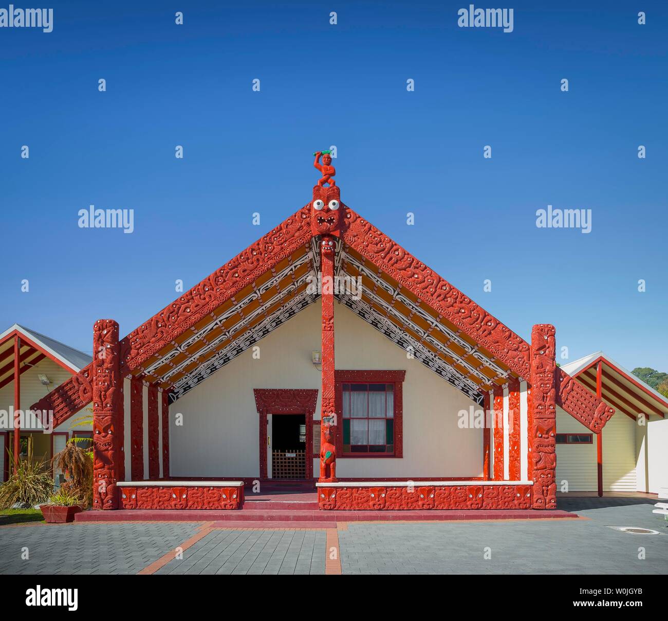 Haus der Maori mit traditionellen, künstlerischen Holzschnitzerei, Whakarewarewa, Rotorua, Bay of Plenty, North Island, Neuseeland Stockfoto