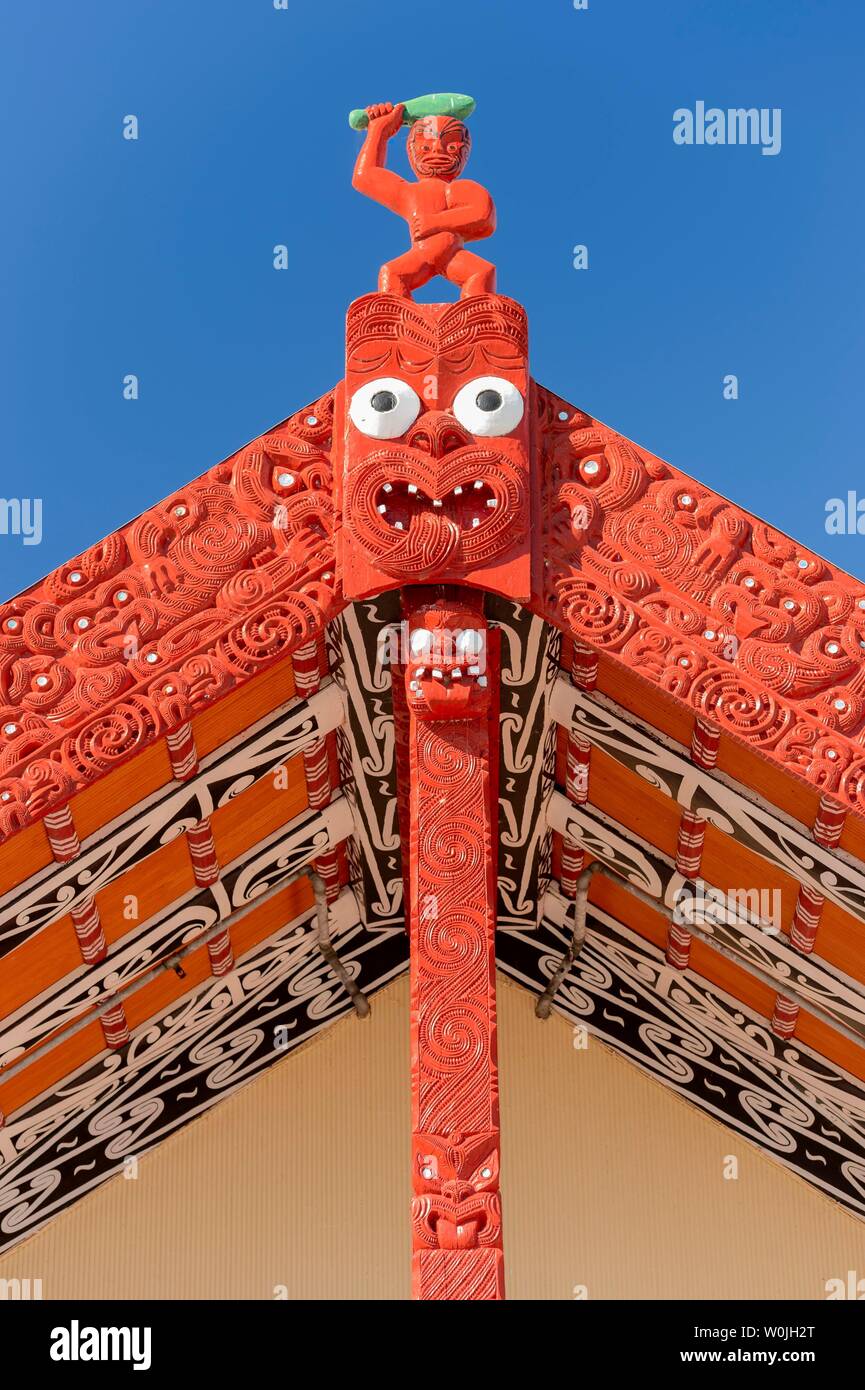 Hölzerne Giebel mit traditionellen Schnitzereien, Haus der Maori, Whakarewarewa, Rotorua, Bay of Plenty, North Island, Neuseeland Stockfoto