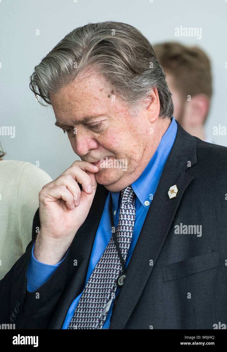 Steve Bannon, White House Chief Strategist, sorgt sich ein Ereignis, wo Präsident Donald Trump kündigte die US-zieht sich aus der Pariser Klimaabkommen im Rosengarten des Weißen Hauses in Washington, D.C. am 1. Juni 2017. In Diskussionspunkte zu Verbündeten der Trumpf geliefert, das Weiße Haus charakterisiert das Pariser Abkommen als Job Killer, unzumutbare Belastungen für die amerikanischen Steuerzahler platziert. Foto von Kevin Dietsch/UPI Stockfoto