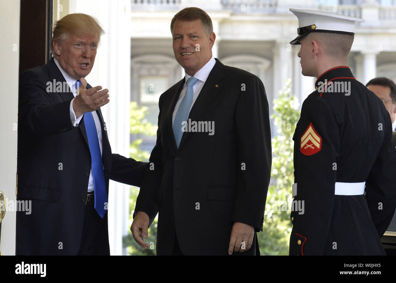 Präsident Donald Trump (L) leitet Rumäniens Präsident Klaus 26,13 zu Fotografen, wie er ihn begrüßt zum Weißen Haus, Juni 9, 2017, in Washington, DC. Rumänien ist Mitglied der NATO und der bilateralen Gespräche wird erwartet, dass Fragen der Sicherheit sowie wirtschaftliche zu decken. Foto von Mike Theiler/UPI Stockfoto