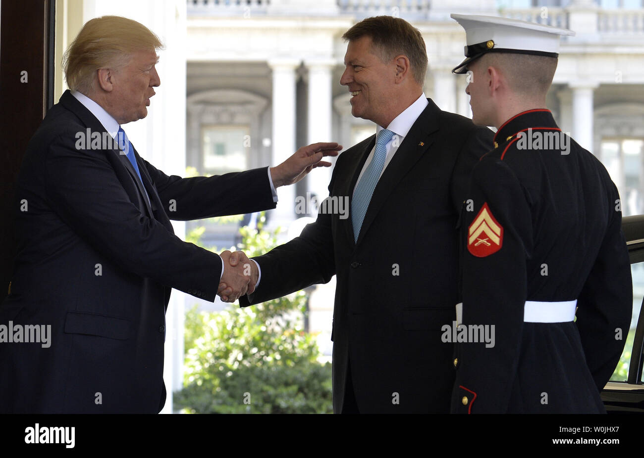 Präsident Donald Trump (L) schüttelt Hände mit Rumäniens Präsident Klaus 26,13 als er ihn begrüßt zum Weißen Haus, Juni 9, 2017, in Washington, DC. Rumänien ist Mitglied der NATO und der bilateralen Gespräche wird erwartet, dass Fragen der Sicherheit sowie wirtschaftliche zu decken. Foto von Mike Theiler/UPI Stockfoto