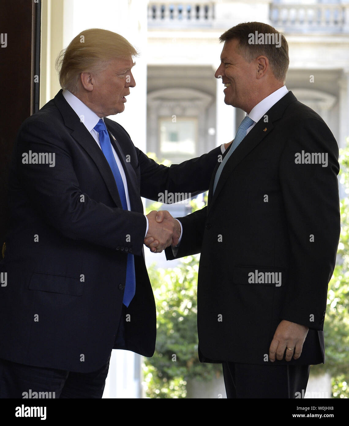 Präsident Donald Trump (L) schüttelt Hände mit Rumäniens Präsident Klaus 26,13 als er ihn begrüßt zum Weißen Haus, Juni 9, 2017, in Washington, DC. Rumänien ist Mitglied der NATO und der bilateralen Gespräche wird erwartet, dass Fragen der Sicherheit sowie wirtschaftliche zu decken. Foto von Mike Theiler/UPI Stockfoto