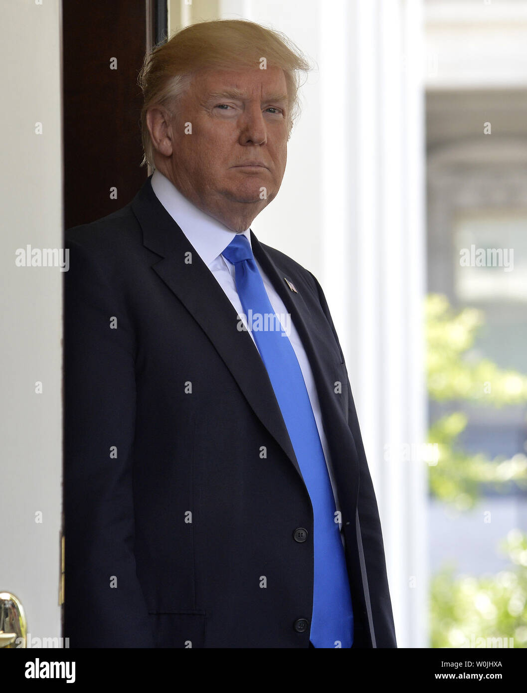 Präsident Donald Trump erwartet die Ankunft von Rumäniens Präsident Klaus 26,13 am Eingang im Westflügel des Weißen Hauses, Juni 9, 2017, in Washington, DC. Rumänien ist Mitglied der NATO und der bilateralen Gespräche wird erwartet, dass Fragen der Sicherheit sowie wirtschaftliche zu decken. Foto von Mike Theiler/UPI Stockfoto