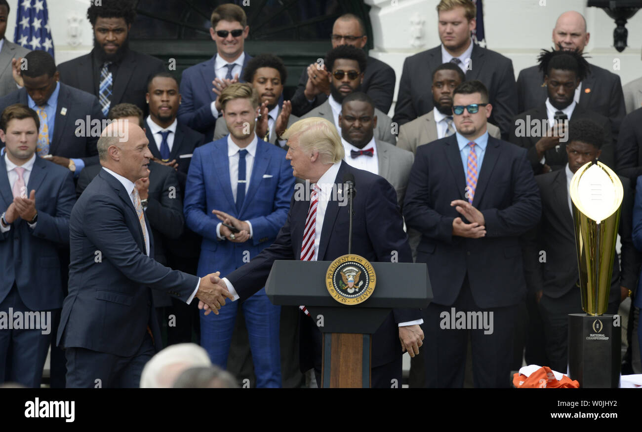 Präsident Donald Trump (R) schüttelt Hände mit der Clemson Universität Präsident James Clements, als er Willkommen Mitglieder der 2016 NCAA Football National Champions zum Weißen Haus, Juni 12, 2017, in Washington, DC. Foto von Mike Theiler/UPI Stockfoto