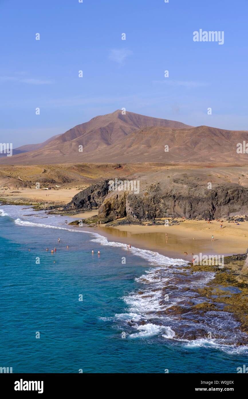 Playa de la Cera und Playa del Pozo, Papagayo Strände, Playas de Papagayo, Naturpark Monumento Natural de Los Ajaches, in der Nähe von Playa Blanca. Stockfoto