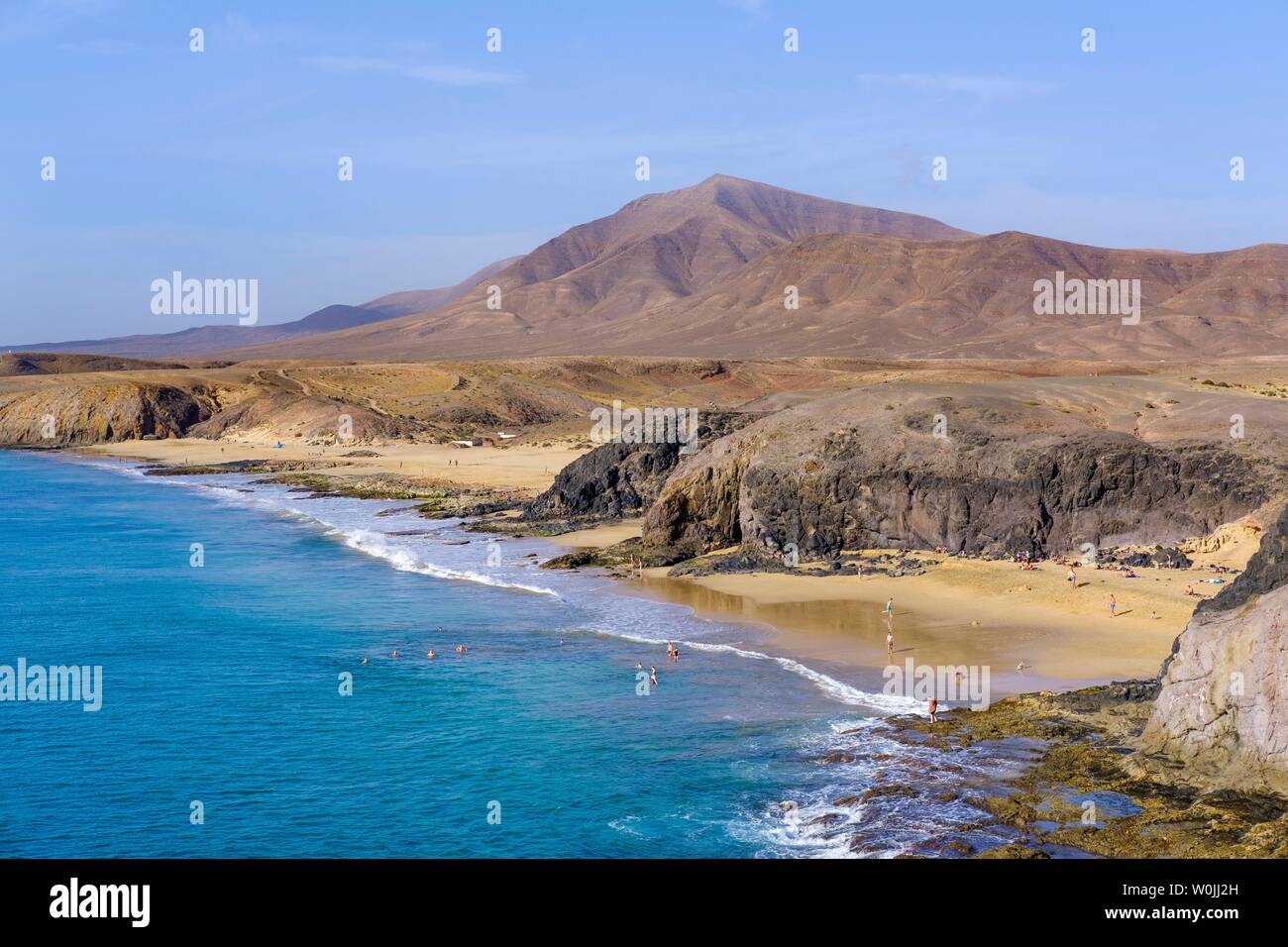Playa de la Cera und Playa del Pozo, Papagayo Strände, Playas de Papagayo, Naturpark Monumento Natural de Los Ajaches, in der Nähe von Playa Blanca. Stockfoto