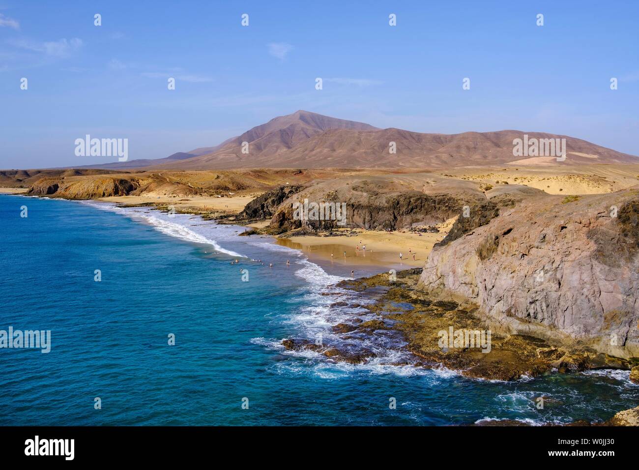 Playa de la Cera und Playa del Pozo, Papagayo Strände, Playas de Papagayo, Naturpark Monumento Natural de Los Ajaches, in der Nähe von Playa Blanca. Stockfoto