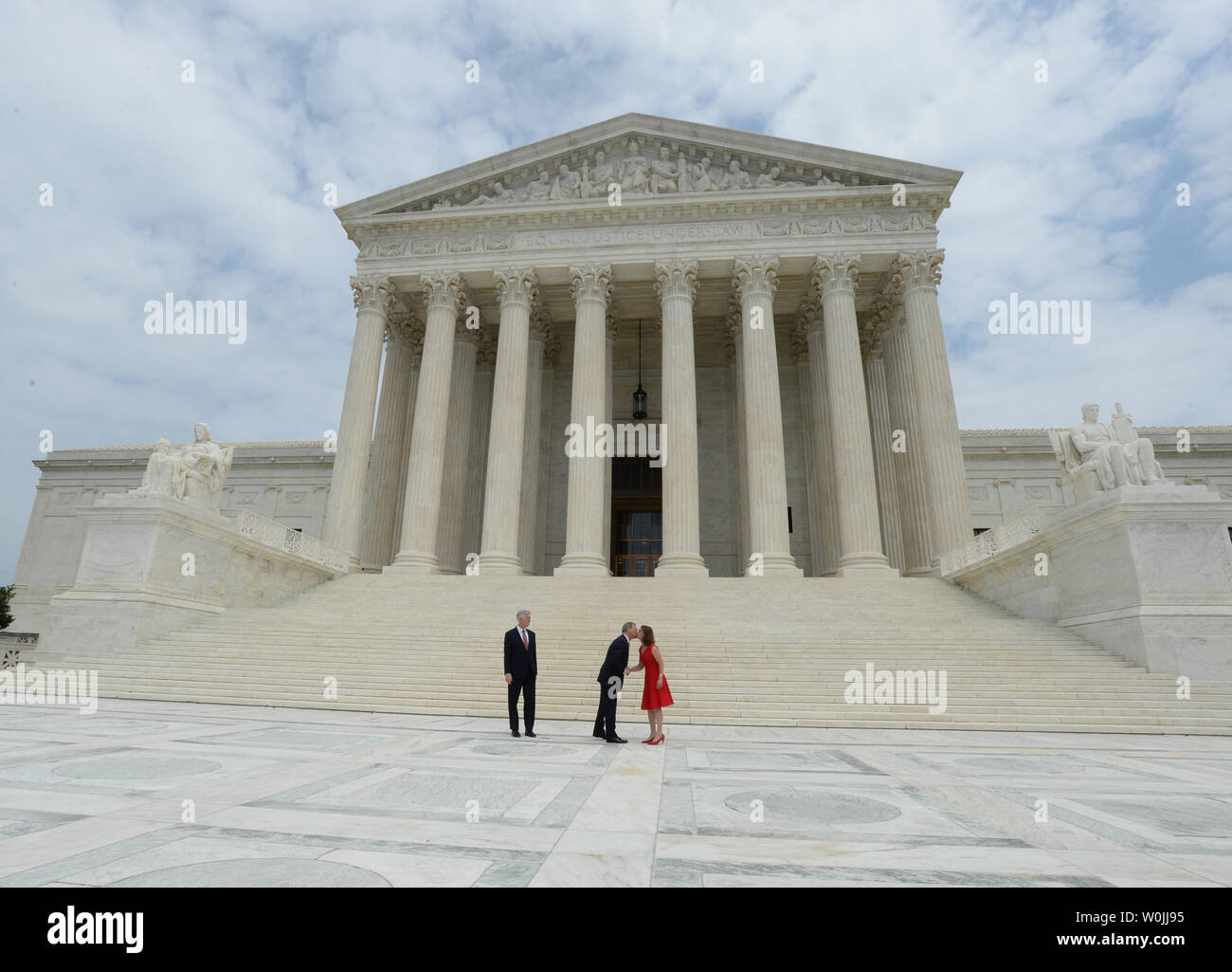 Associate Justice Neil Gorsuch (L) wartet als Chief Justice John Roberts Gorsuch, der Frau Marie Louise auf den Stufen des Supreme Court in Washington, DC am 15. Juni 2017 begrüßt. Gorsuch ist das neueste Mitglied des Hofes, vor. Foto von Pat Benic/UPI Stockfoto
