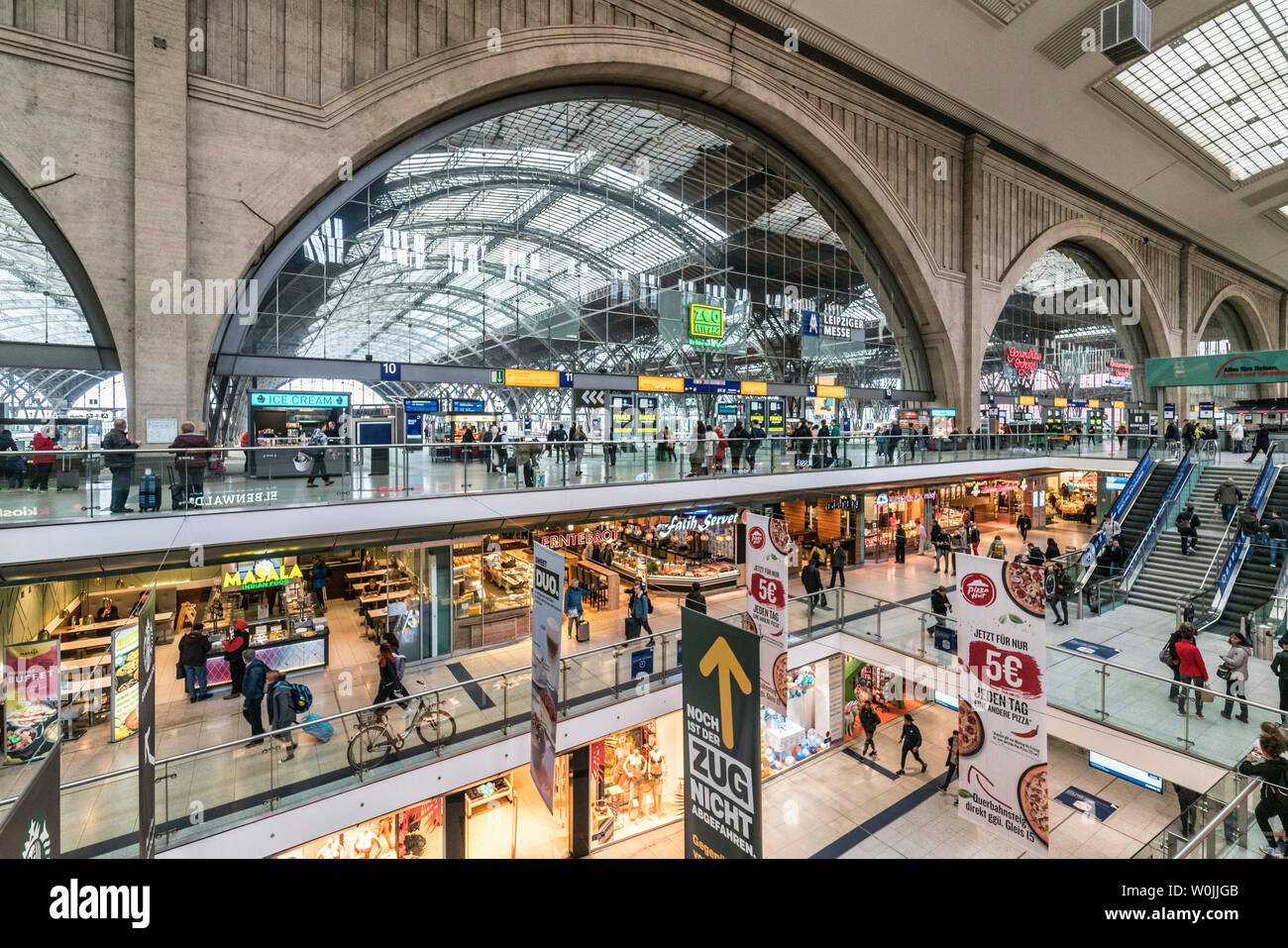 Promenade der Leipziger Hauptbahnhof oder Bahnhof, Sachsen, Deutschland, Europa | Innenaufnahme vom Leipziger Hauptbahnhof, Einkaufspromenad Stockfoto