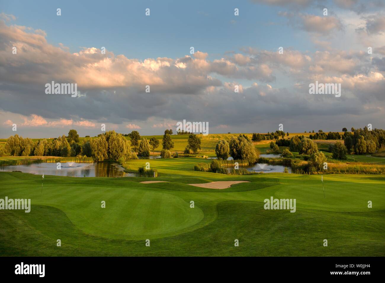 Golfplatz mit Wasser Hindernis, Markt Indersdorf, Oberbayern, Bayern, Deutschland Stockfoto