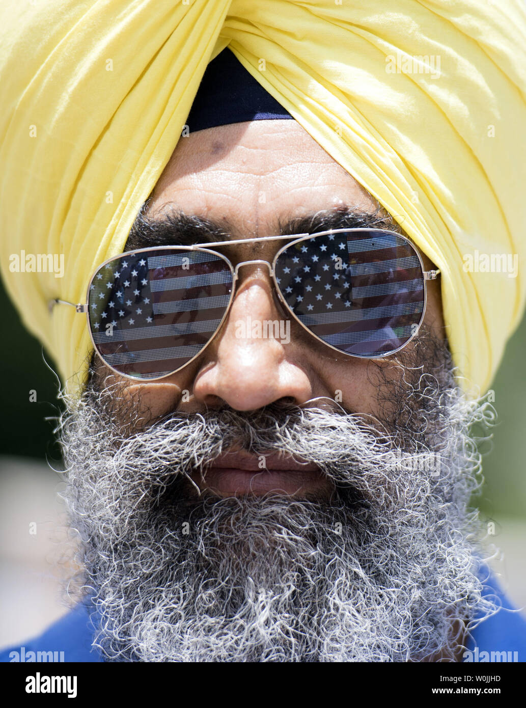 Ein Sikh Demonstrant trägt American fag Gläser, wie er mit anderen vor dem Weißen Haus vor Präsident Donald Trump Treffen mit dem indischen Ministerpräsidenten Narendra Modi in Washington D.C. am 26. Juni 2017 zeigt. Die Gruppe fordert eine unabhängige Sikh Staat in Indien. Foto von Kevin Dietsch/UPI Stockfoto