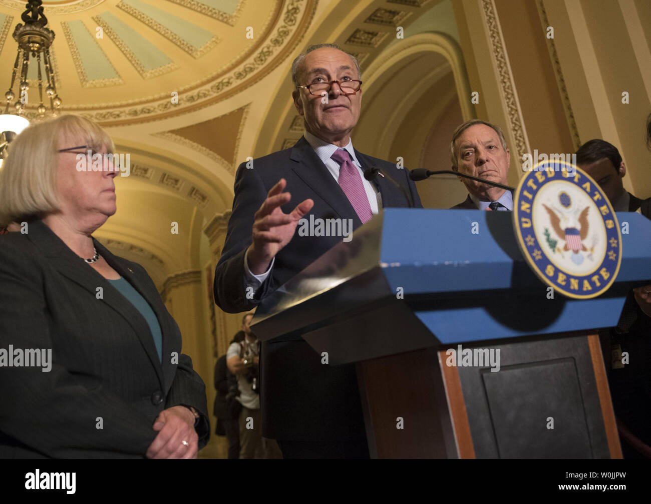 Senat-minorität-Führer Charles Schumer, D-N.Y., durch Sen. Patty Murray, D-Washington, und Stellvertretende Vorsitzende Richard Durbin, D-IL, spricht über die die Entscheidung der republikanischen Führung eine Stimme im Senat health care Bill zu verzögern, auf dem Capitol Hill in Washington, D.C. am 27. Juni 2017. Nach fehlenden Stimmen die Republikanische Führung der Health Care bill Abstimmung bis nach dem 4. Juli Aussparung verzögert hat. Foto von Kevin Dietsch/UPI Stockfoto