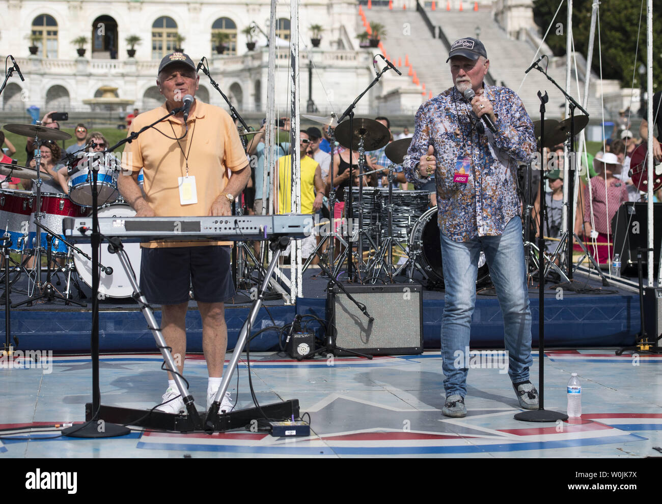 Mike Love und Bruce Johnston von den Beach Boys durchführen bei einer Probe für die A Capitol vierten Tag der Unabhängigkeit Konzert auf der National Mall in Washington D.C. am 3. Juli 2017. Das Konzert wird Luft Leben morgen Abend auf PBS als Teil der nationalen Unabhängigkeit Tag Feuerwerk Feier auf der National Mall. Foto von Kevin Dietsch/UPI Stockfoto