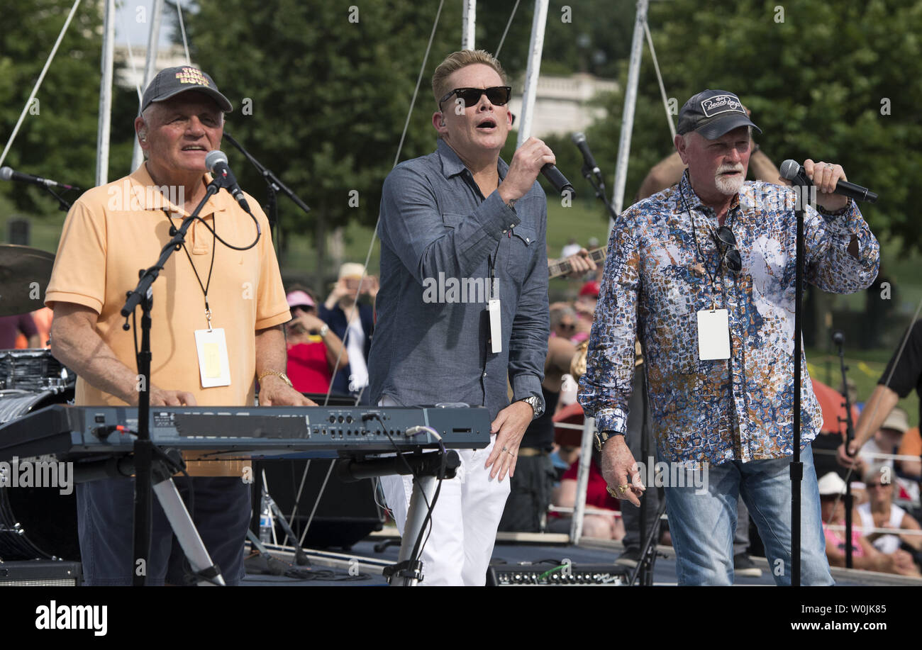 Markieren Sayers McGrath (C) Führt mit Bruce Johnston (L) und Mike Liebe der Beach Boys bei einer Probe für die A Capitol vierten Tag der Unabhängigkeit Konzert auf der National Mall in Washington D.C. am 3. Juli 2017. Das Konzert wird Luft Leben morgen Abend auf PBS als Teil der nationalen Unabhängigkeit Tag Feuerwerk Feier auf der National Mall. Foto von Kevin Dietsch/UPI Stockfoto