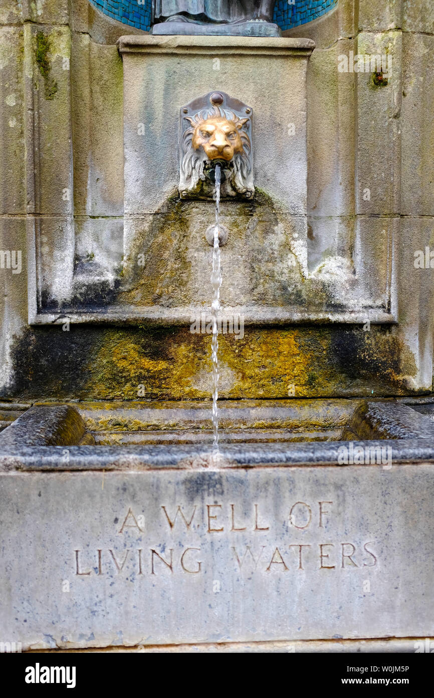 Buxton Derbyshire UK - Die berühmten Spa Spring Wasser Trinkbrunnen für seine gesundheitsfördernden Eigenschaften bekannt Stockfoto