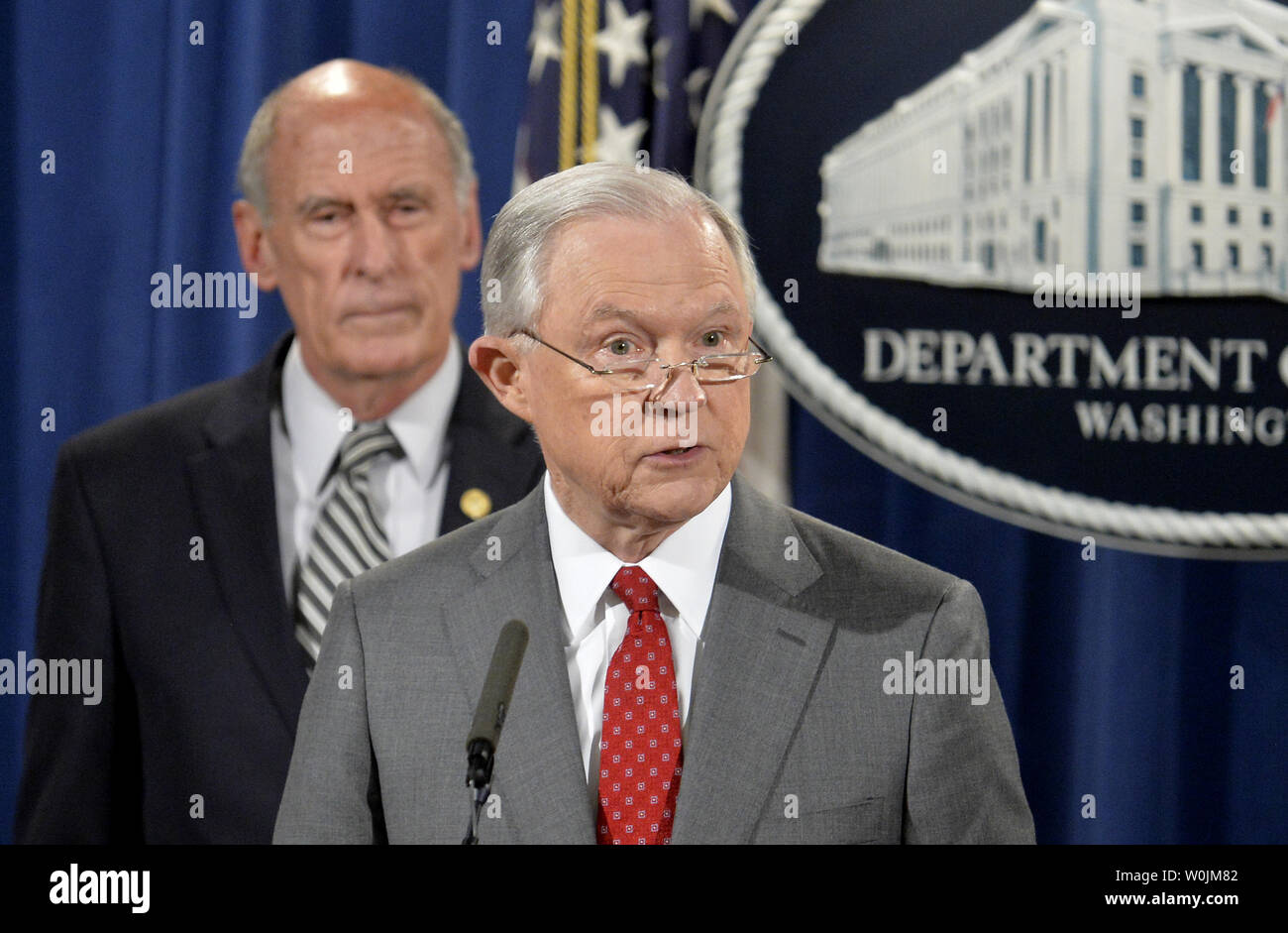 Attorney General Jeff Sessions macht Erläuterungen als Direktor des nationalen Geheimdienstes Dan Coats während einer Pressekonferenz am Fachbereich Gerechtigkeit, in Washington, DC, August 4, 2017 hört. Das Briefing war auf "Dichtigkeit von Verschlusssachen Bedrohung der nationalen Sicherheit". Foto von Mike Theiler/UPI. Stockfoto