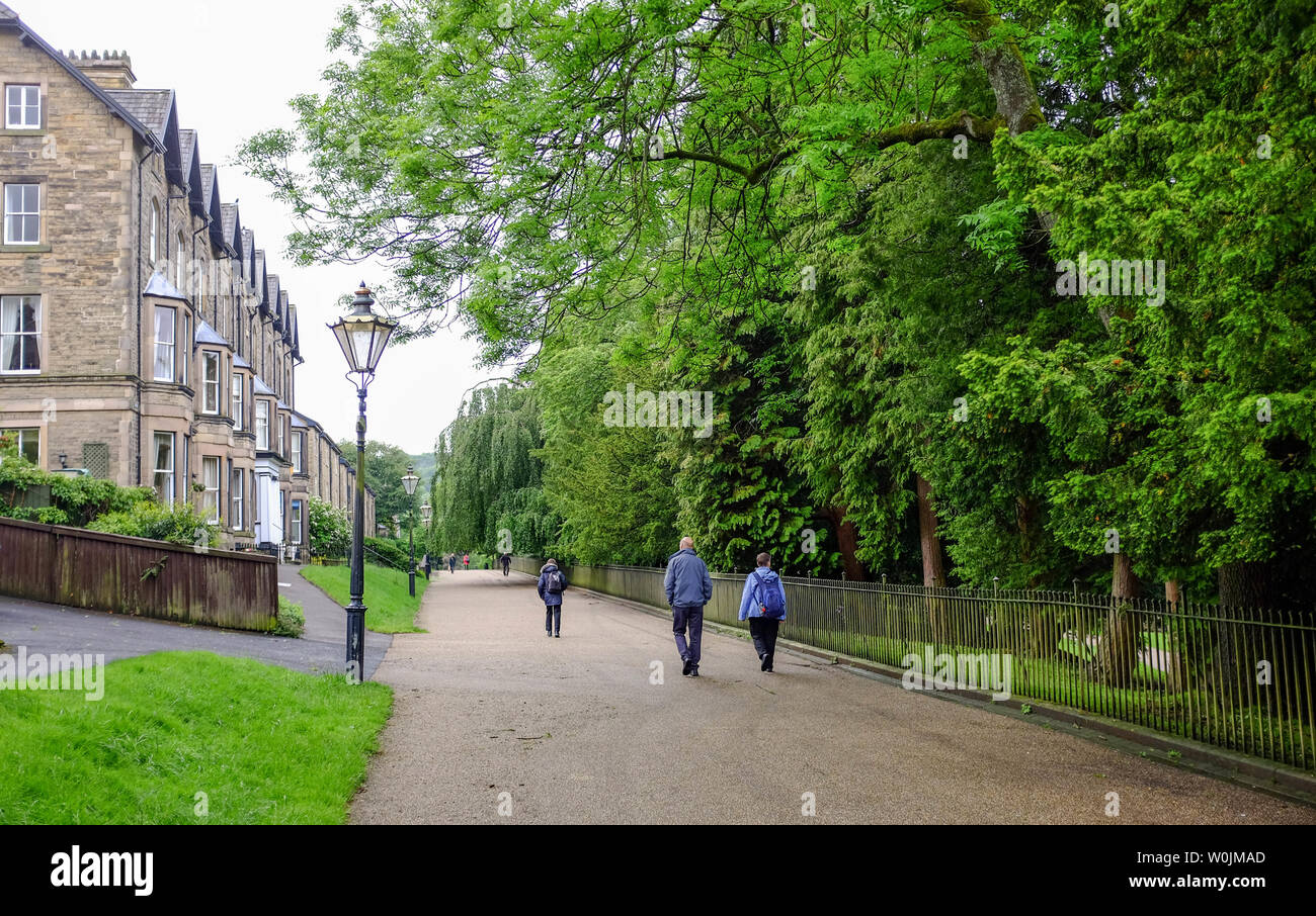 Buxton Derbyshire UK - zu Fuß entlang der ausgedehnten Spaziergang durch den Pavilion Gardens Stockfoto