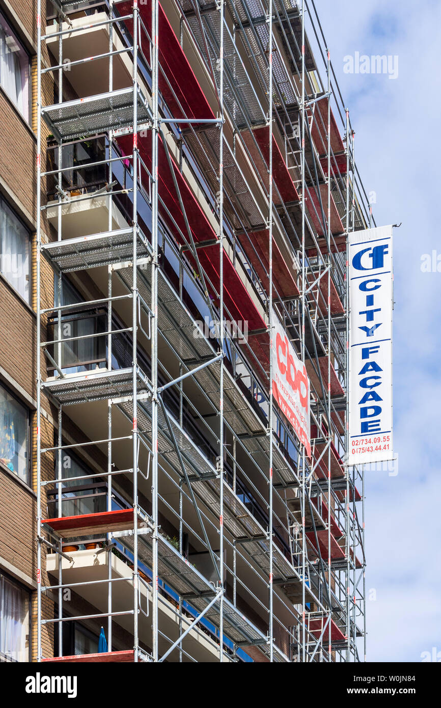 Gerüst auf Apartment Block für Renovierungen - Brüssel, Belgien. Stockfoto