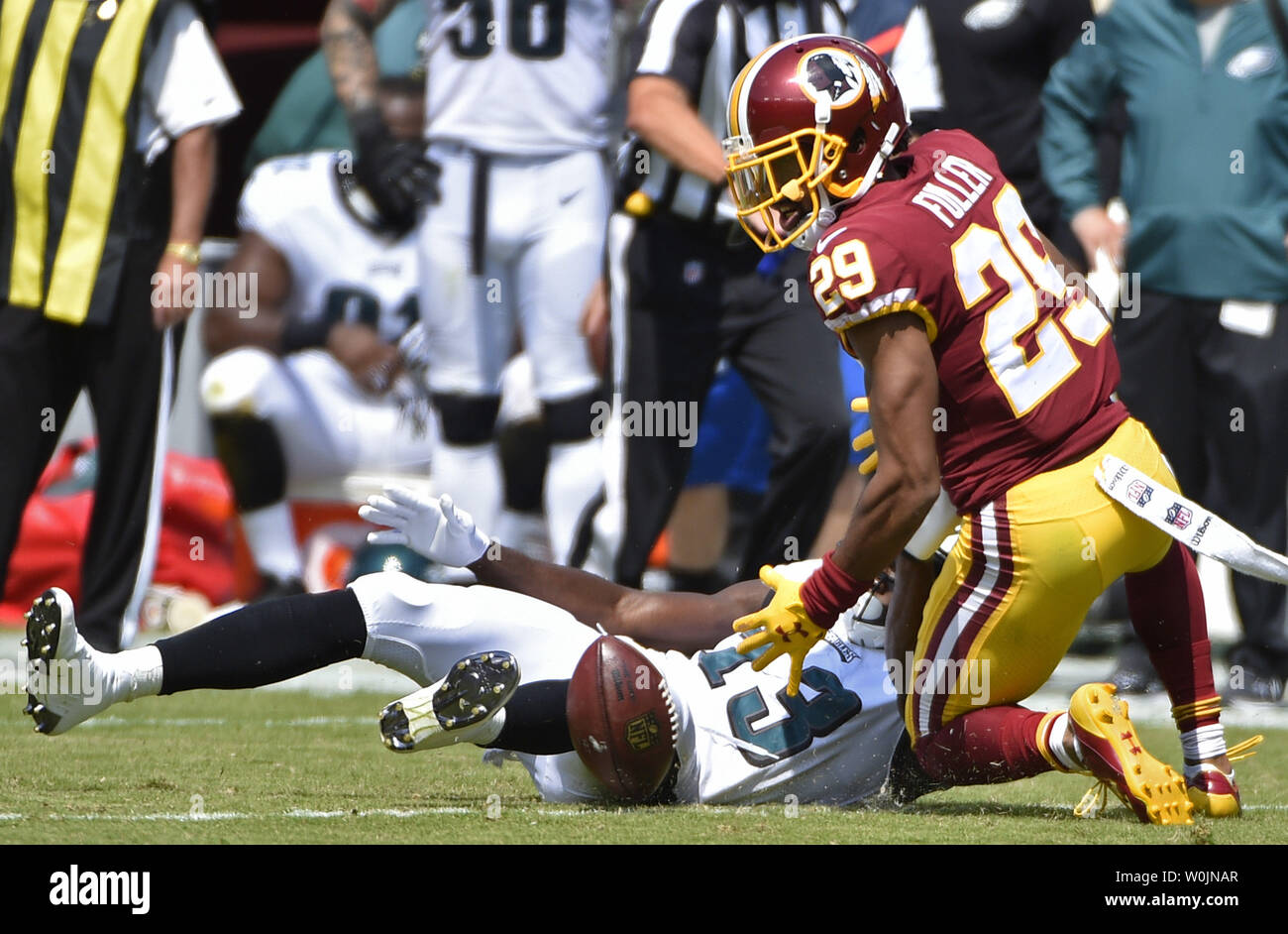 Philadelphia Eagles wide receiver Nelson Agholor (13) fällt ein Pass unter Druck aus Washington Redskins cornerback Kendall Fuller (29) in der ersten Jahreshälfte ein NFL Spiel bei FedEx Field in Landover, Maryland, 10. September 2017. Foto von David Tulis/UPI Stockfoto