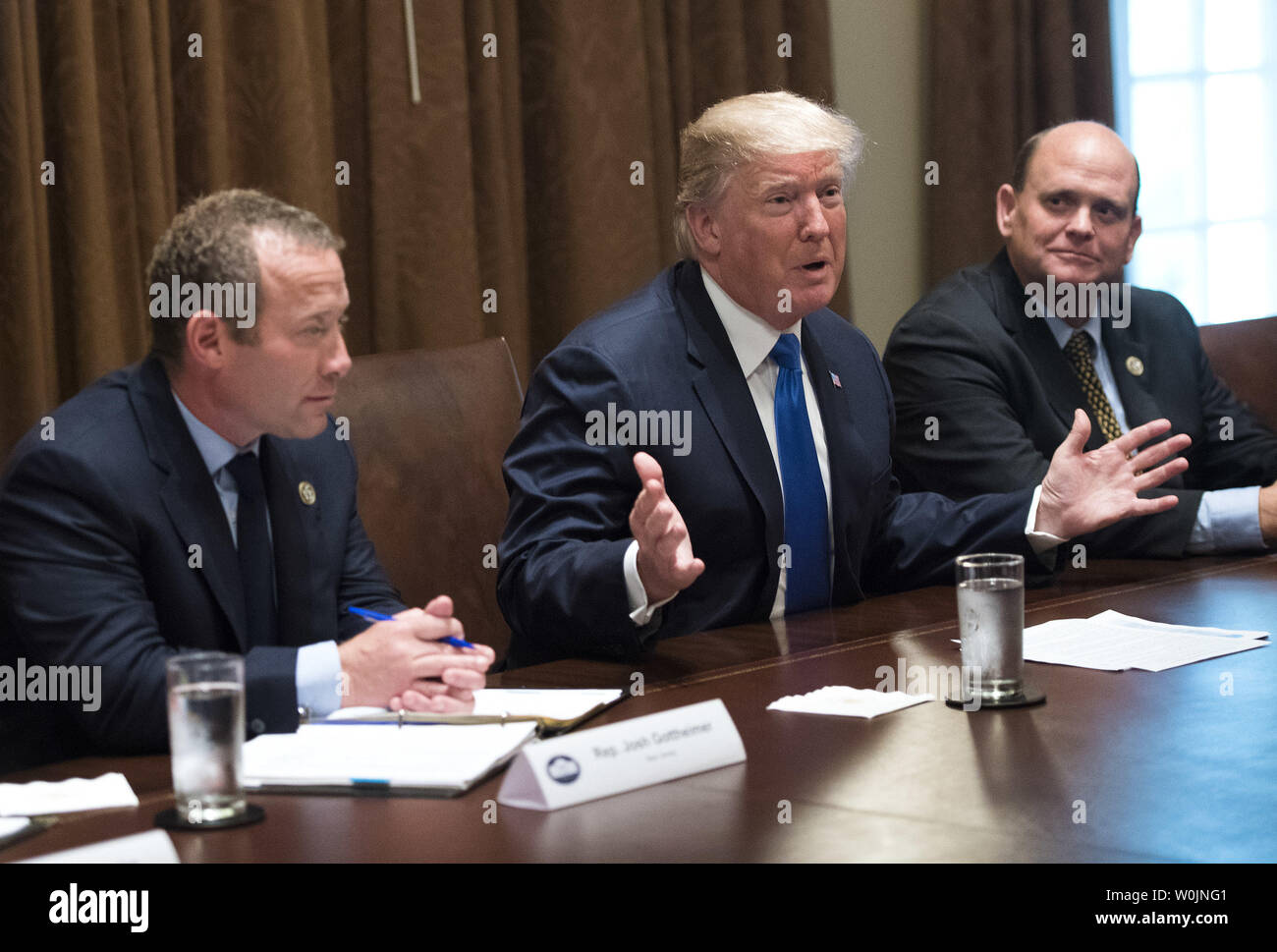 Präsident Donald Trump (C) liefert Erläuterungen neben Rep. Josh Gottheimer, D-NJ, (L) und Tom Reed, R-NY, als er eine parteiübergreifende Kongreßmitglieder im Weißen Haus in Washington, D.C. Host am 13. September 2017. Trump sprach über die Steuerreform und die Arbeiten DACA zu beheben. Foto von Kevin Dietsch/UPI Stockfoto