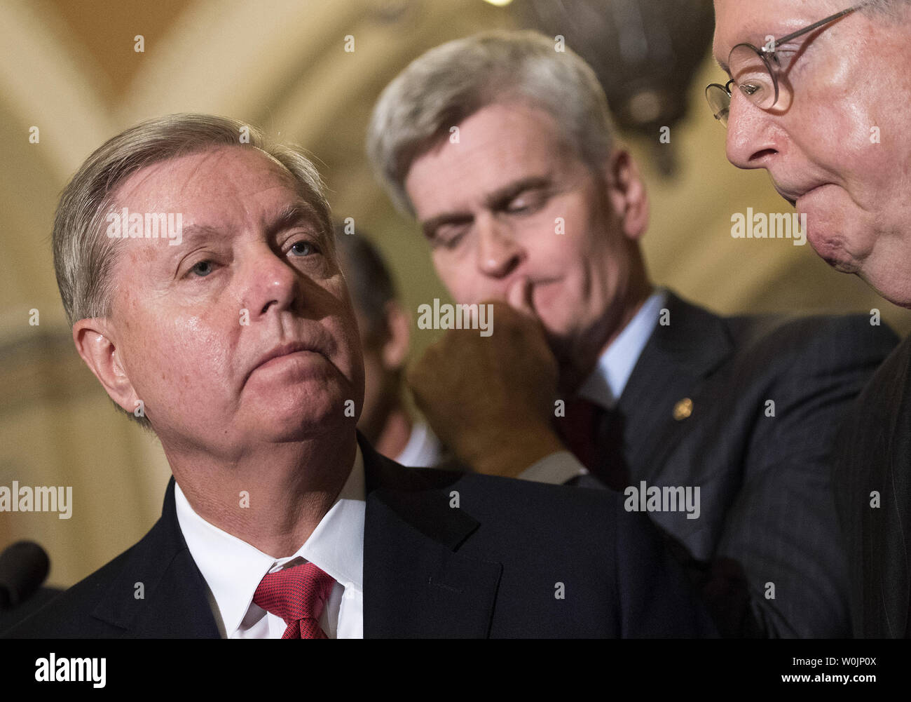 Senator Lindsey Graham, R-SC (L), spricht neben Senator Bill Cassidy, R-LA, (C), und der Mehrheitsführer im Senat, Mitch McConnell (R) als er verkündet die Republikaner werden nicht den neuen health care Bill, der Grame-Cassidy Gesetzentwurf, den der Boden unter Berufung auf einen Mangel an Stimmen auf dem Capitol Hill in Washington, D.C. am 26. September 2017. Cassidy und Graham sind die zwei prominente Sponsoren der neuesten Republikanischen plan aufzuheben und zu ersetzen Präsident Obamas Erschwingliche Pflege handeln. Foto von Kevin Dietsch/UPI Stockfoto