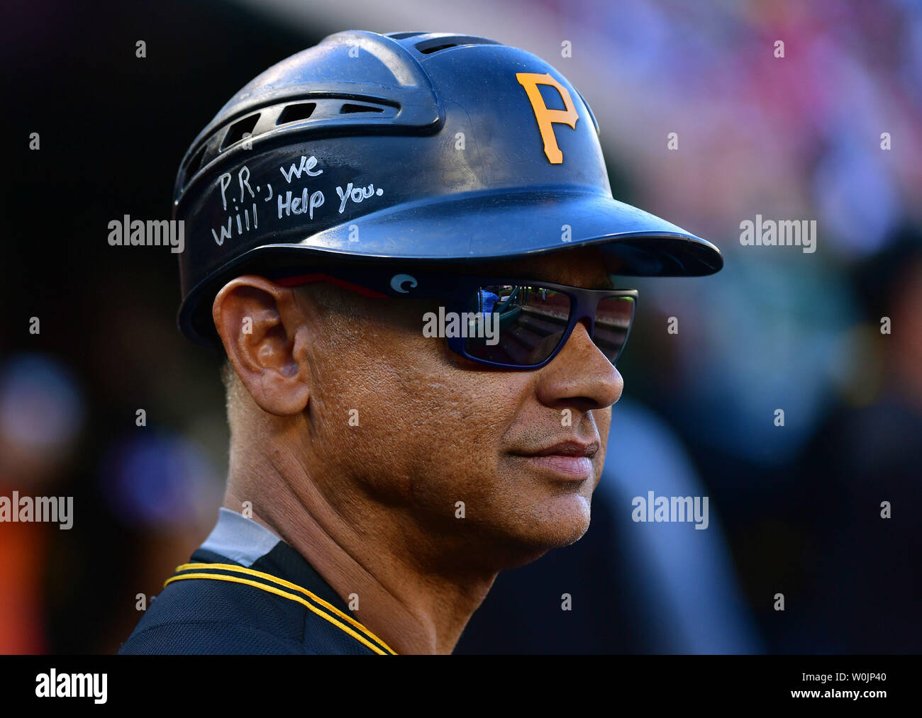 Pittsburgh Pirate Trainer Joey Cora trägt einen Helm mit einer Meldung zur Unterstützung von Puerto Rico, im ersten Inning gegen die Washington Nationals an den Angehörigen Park in Washington, D.C. am 1. Oktober 2017. Foto von Kevin Dietsch/UPI Stockfoto