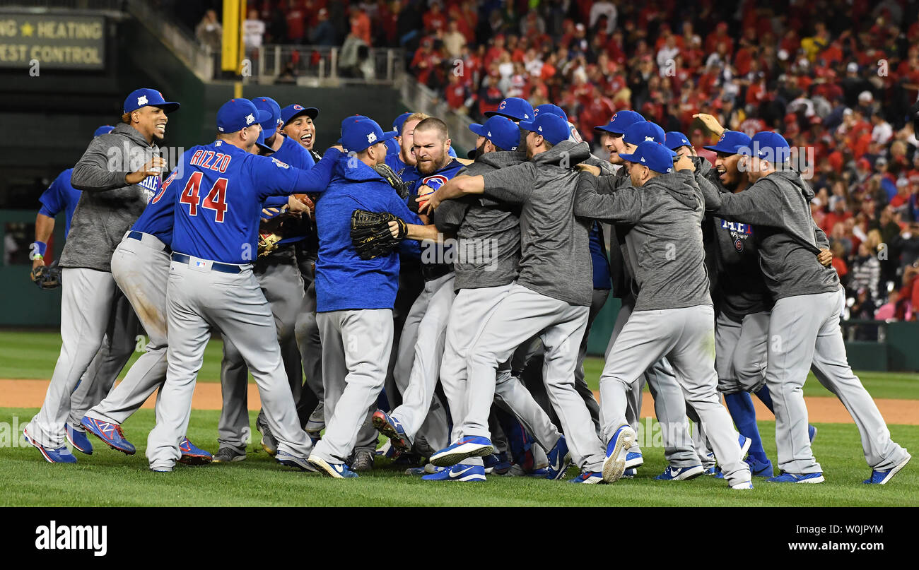 Die Chicago Cubs feiern die Washington Nationals besiegen während der National League Division Series Spiel 5 an den Angehörigen Park in Washington D.C. am 13. Oktober 2017. Chicago, die weg von Washington 9-8 zu der National League Championship Series gegen die Los Angeles Dodgers. Foto von Pat Benic/UPI Stockfoto
