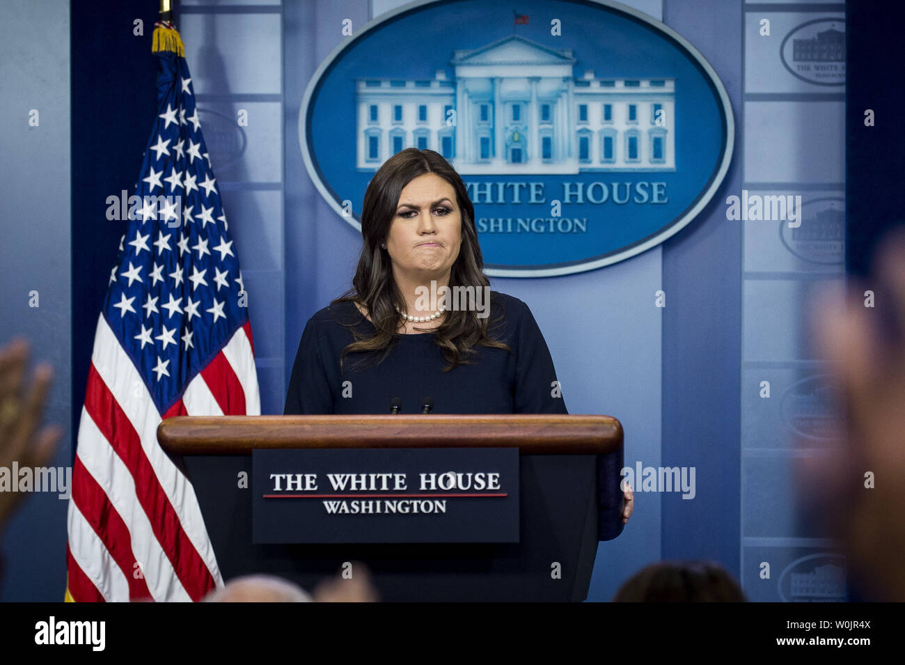 Pressesprecher des Weißen Hauses, Sarah Huckabee Sanders beantwortet Fragen, die von den Medien während der täglichen Briefing im Weißen Haus am 18. Oktober 2017 in Washington, DC. Foto von Pete Marovich/UPI Stockfoto