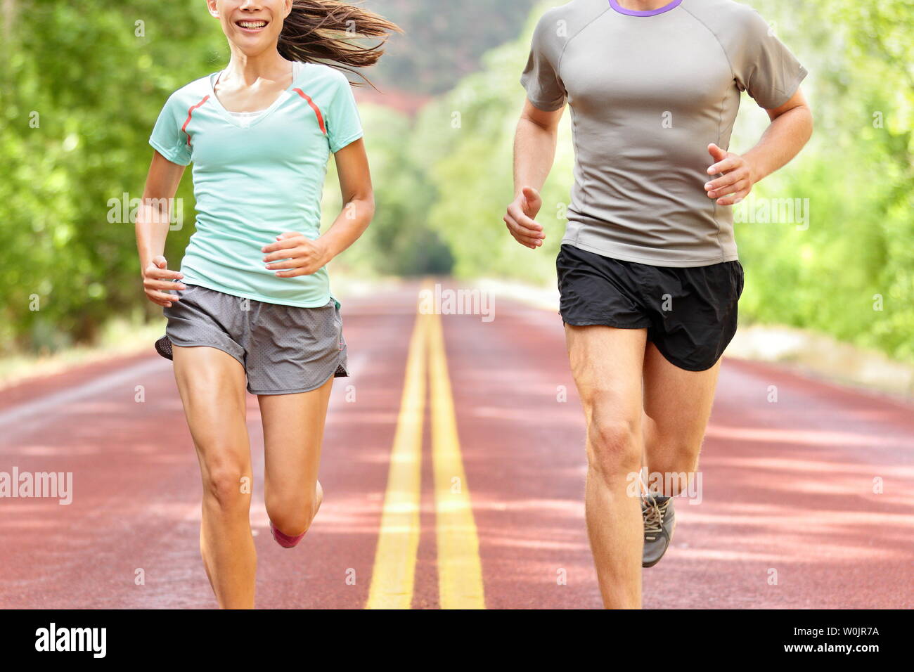 Gesundheit und Fitness. Läufer auf laufen Training fitness training draußen auf der Straße. Menschen joggen zusammen außerhalb lebenden gesunden, aktiven Lebensstil im Sommer. Mittelteil von Frau und Mann. Stockfoto