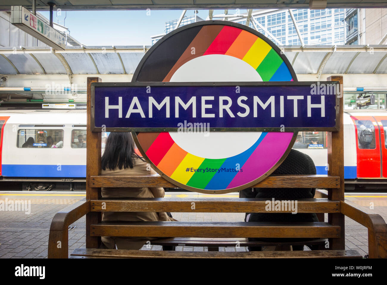 LBGT Stolz Roundel zur Hammersmith Station, London, UK Stockfoto