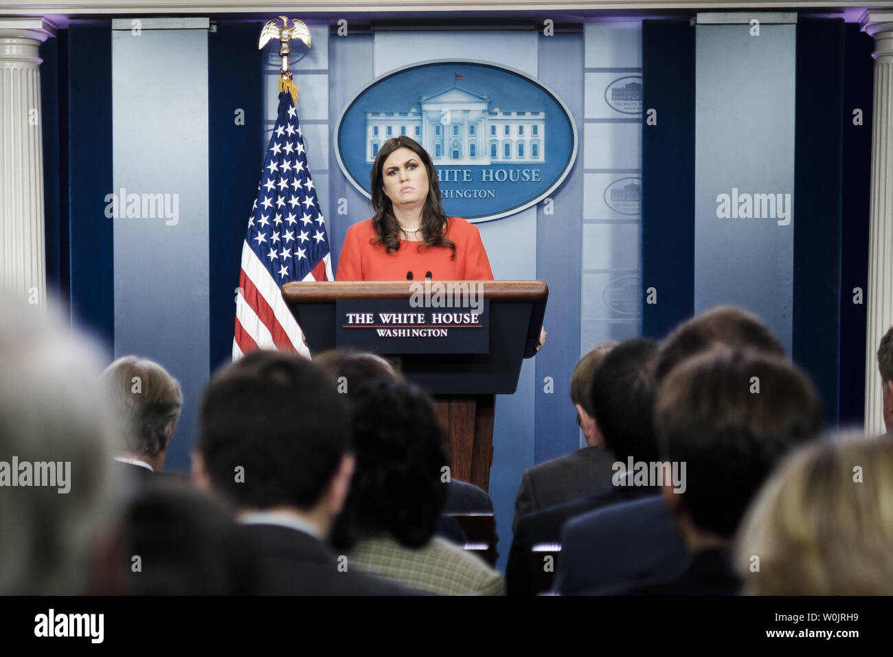 Pressesprecher des Weißen Hauses, Sarah Huckabee Sanders beantwortet Fragen, die bei der täglichen Pressekonferenz im Weißen Haus am 1. November 2017 in Washington, DC. Foto von Pete Marovich/UPI Stockfoto