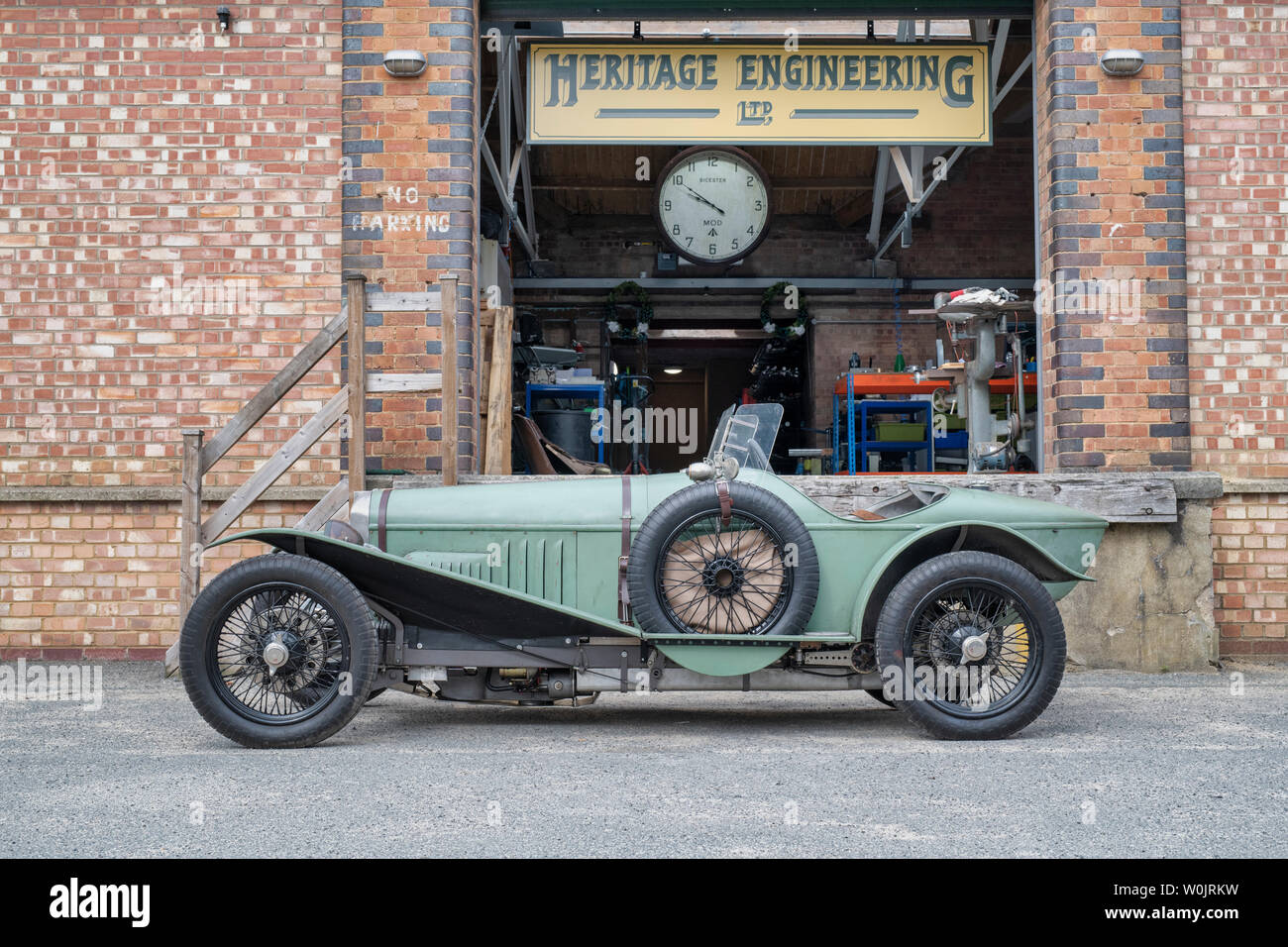 1921 GN Gnome Auto außerhalb einer Werkstatt im Bicester Heritage Center super Jagtfall. Bicester, Oxfordshire, England Stockfoto