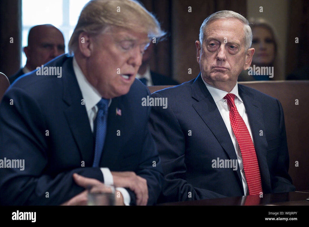 Verteidigungsminister, General James Mattis, USMC, als Präsident Donald Trump Statements an die Presse macht vor dem Start seines Kabinetts Treffen im Weißen Haus am 1. November 2017 in Washington, DC. Trump adressiert die bevorstehenden republikanischen Steuern Plan sowie die jüngsten Terroranschlag in New York City. Foto von Pete Marovich/UPI Stockfoto