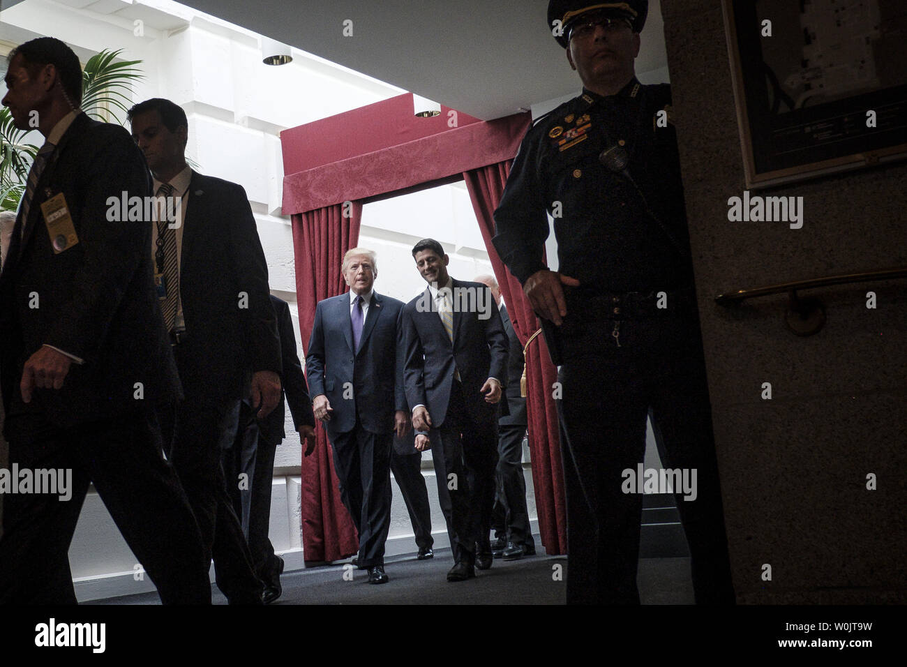 Präsident Trump Spaziergänge mit Sprecher des Hauses, Paul Ryan R-WI., wie Sie eine Sitzung mit Republikaner im Repräsentantenhaus auf dem Capitol Hill über die bevorstehende Abstimmung über die GOP Steuerreform am 16. November verlassen, 2017 in Washington, DC. Foto von Pete Marovich/UPI Stockfoto