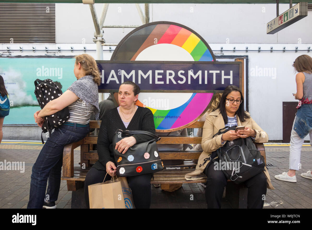 LBGT Stolz Roundel zur Hammersmith Station, London, UK Stockfoto