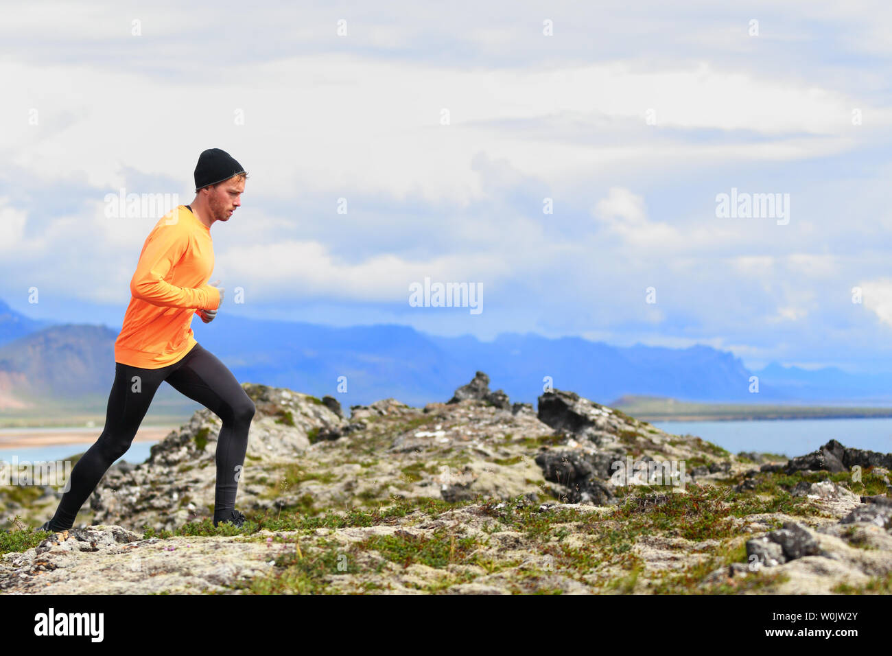 Laufsport Mann in Cross Country trail laufen. Männliche Läufer trainieren und Training im Freien in der schönen Berg Natur Landschaft leben gesunde, aktive Wellness lifestyle außerhalb. Stockfoto