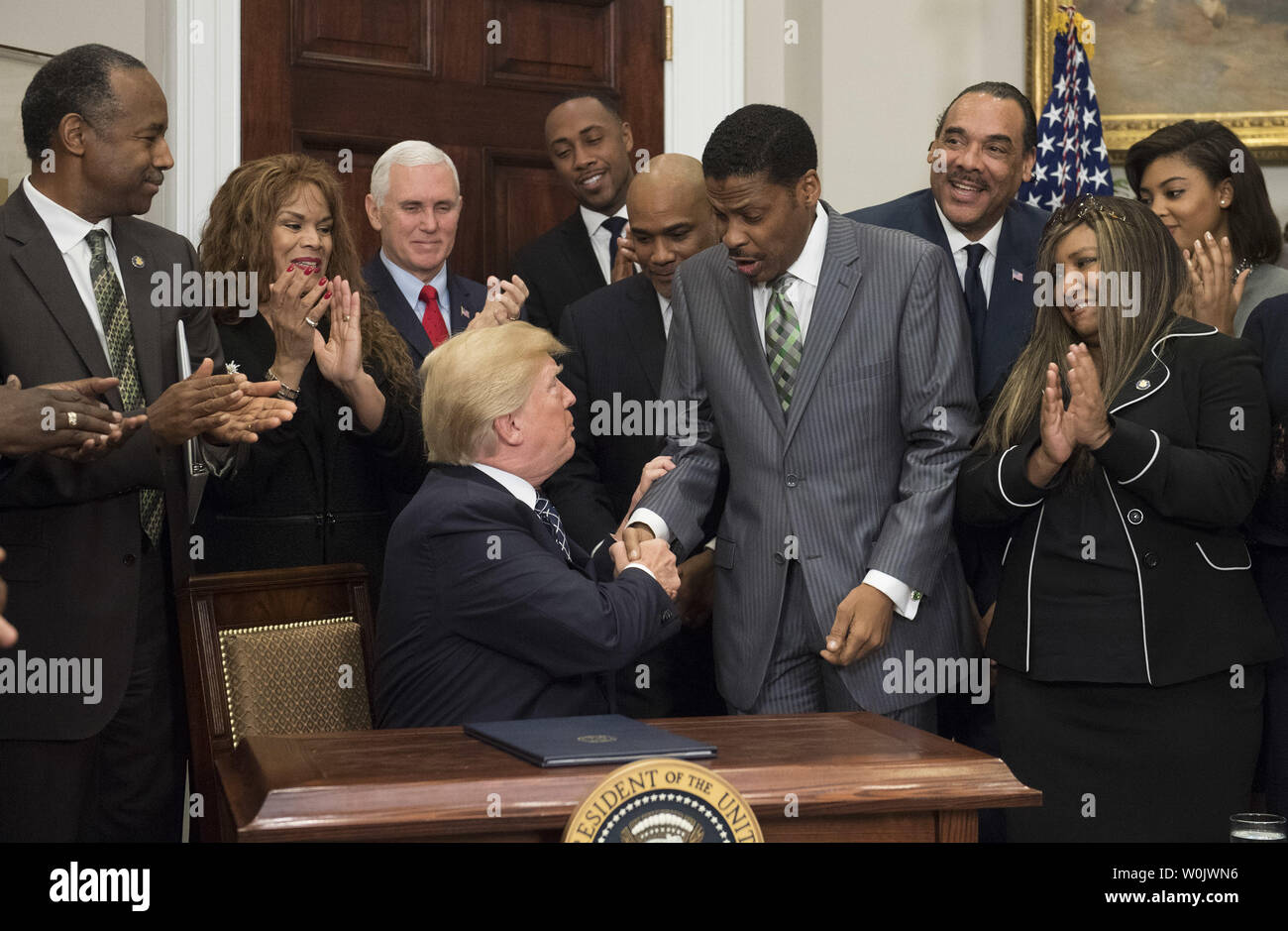Präsident Donald J. Trumpf schüttelt Hände mit Isaac Newton Farris, jr., der Neffe des Martin Luther King jr., nach der Unterzeichnung einer Proklamation, Dr. Martin Luther King, Jr. Day, im Weißen Haus am 12 Januar, 2018 in Washington, D.C. Foto zu Ehren von Kevin Dietsch/UPI Stockfoto