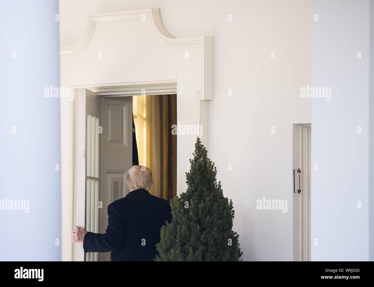 Präsident Donald Trump geht zurück in das Oval Office nach der Adressierung Mitglieder der Marsch für das Leben im Weißen Haus in Washington, D.C., am 19. Januar 2018. Foto von Kevin Dietsch/UPI Stockfoto