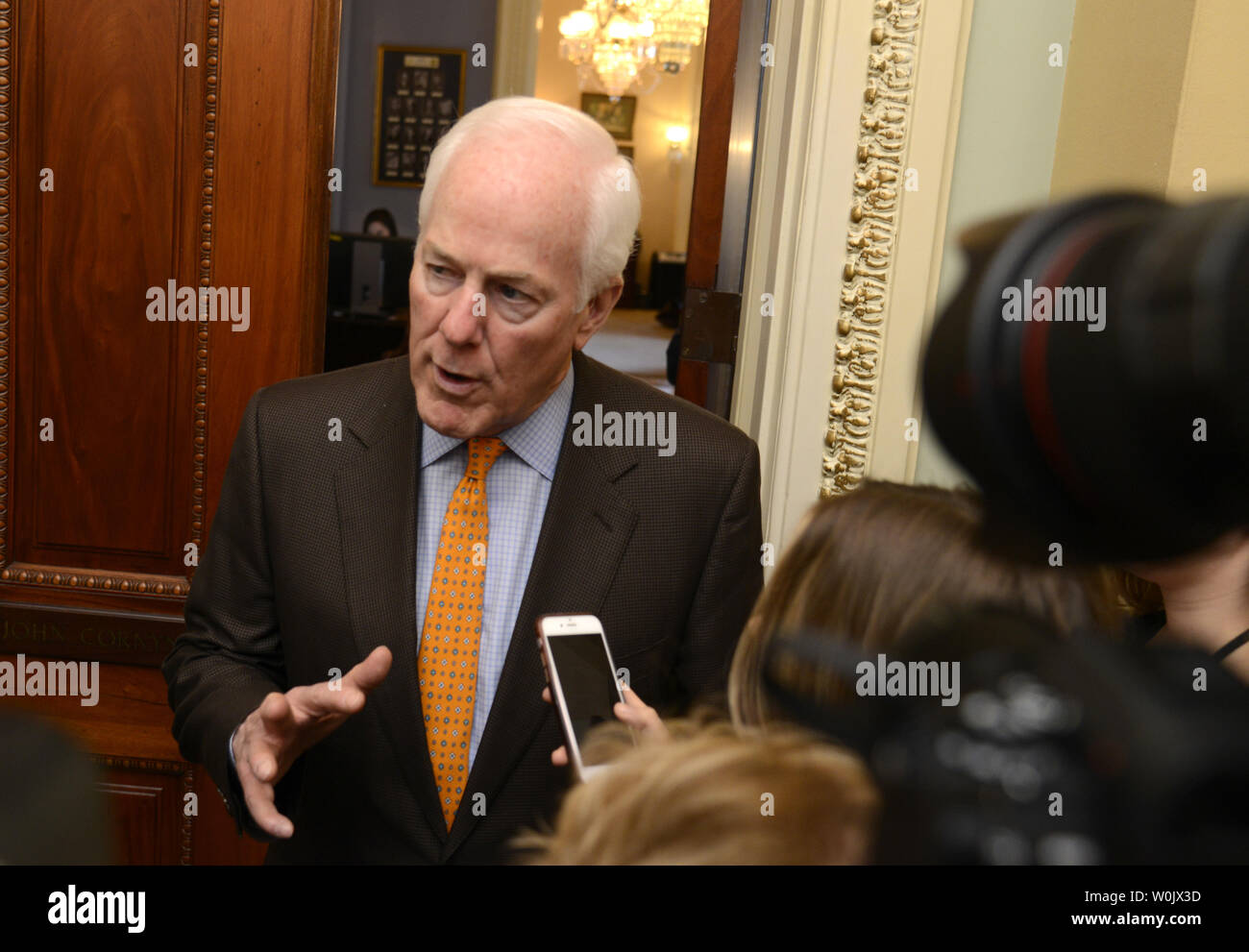 Senat Majorität Peitsche John Cornyn, Republikaner von Texas, macht Anmerkungen zu den Reportern vor seinem Büro, Januar 19, 2018, in Washington, DC. Eine Regierung Abschaltung Webstühle um Mitternacht, als Demokraten fordern Reform der Einwanderung als Teil der Ausgaben und Republikaner widerstehen. Foto von Mike Theiler/UPI Stockfoto